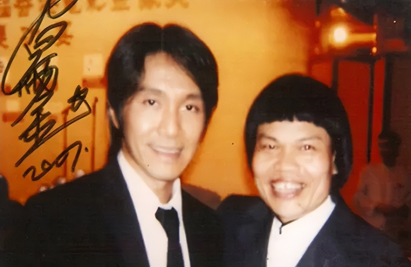 港星八两金长居内地！戴5件金器出镜显阔气，27岁儿子被赞很帅气