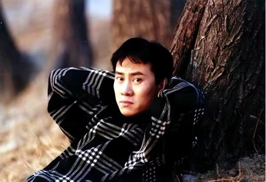 歌手江涛：娶富家女为妻，走红后不变心，如今54岁已升级当爷爷