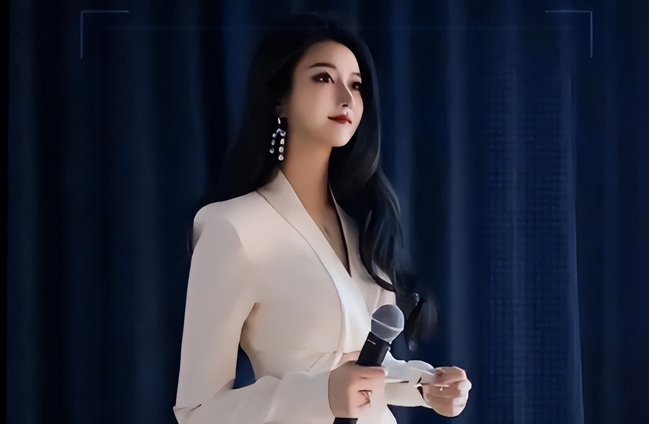 上海一大学女老师走红，高颜值酷似洋娃娃，评论区却阴阳怪气