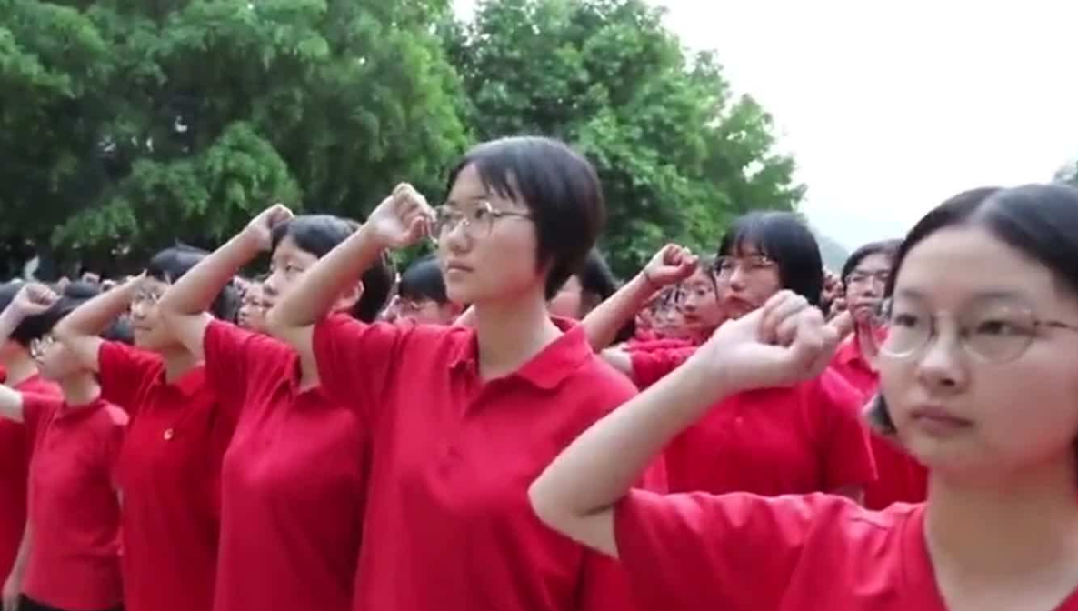 拼命三娘张桂梅校长感动身边人，领导：我们决不能捧着骨灰宣传您