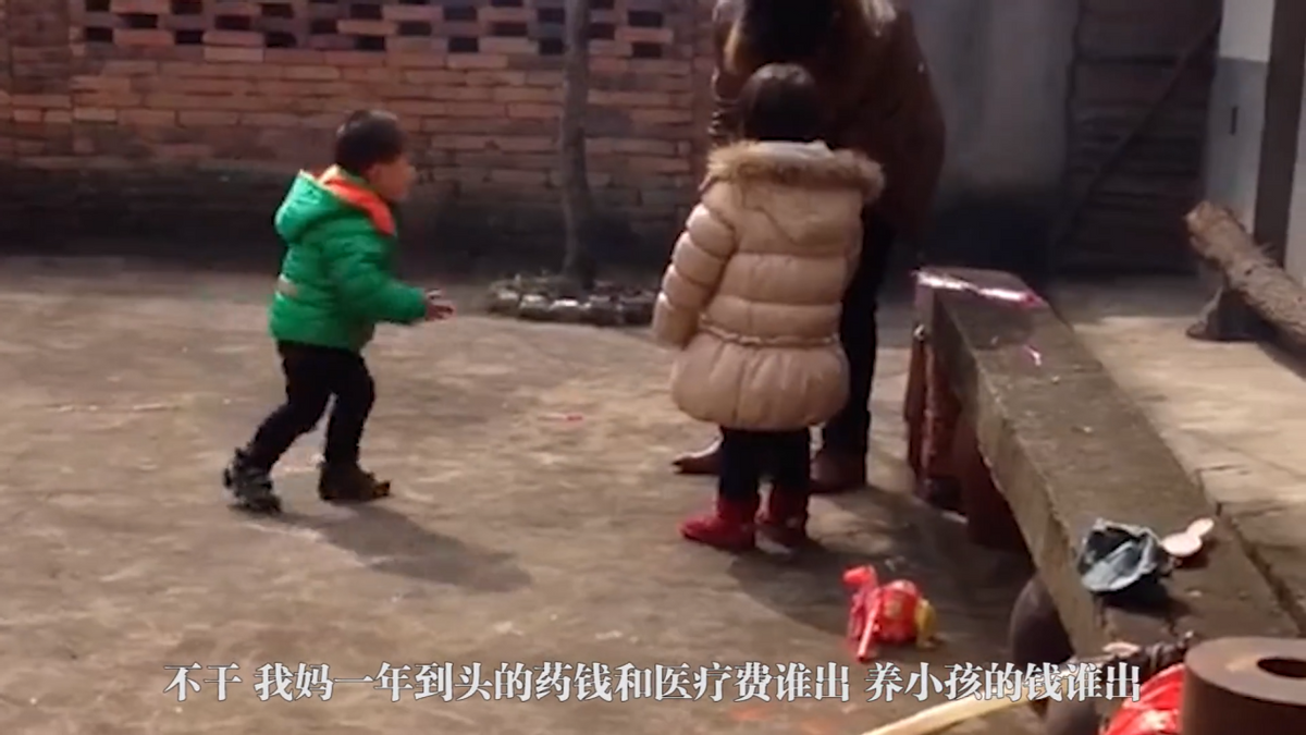 河南5旬女子靠哭丧为生，一场赚700元每年磕头上万次，如今已买楼