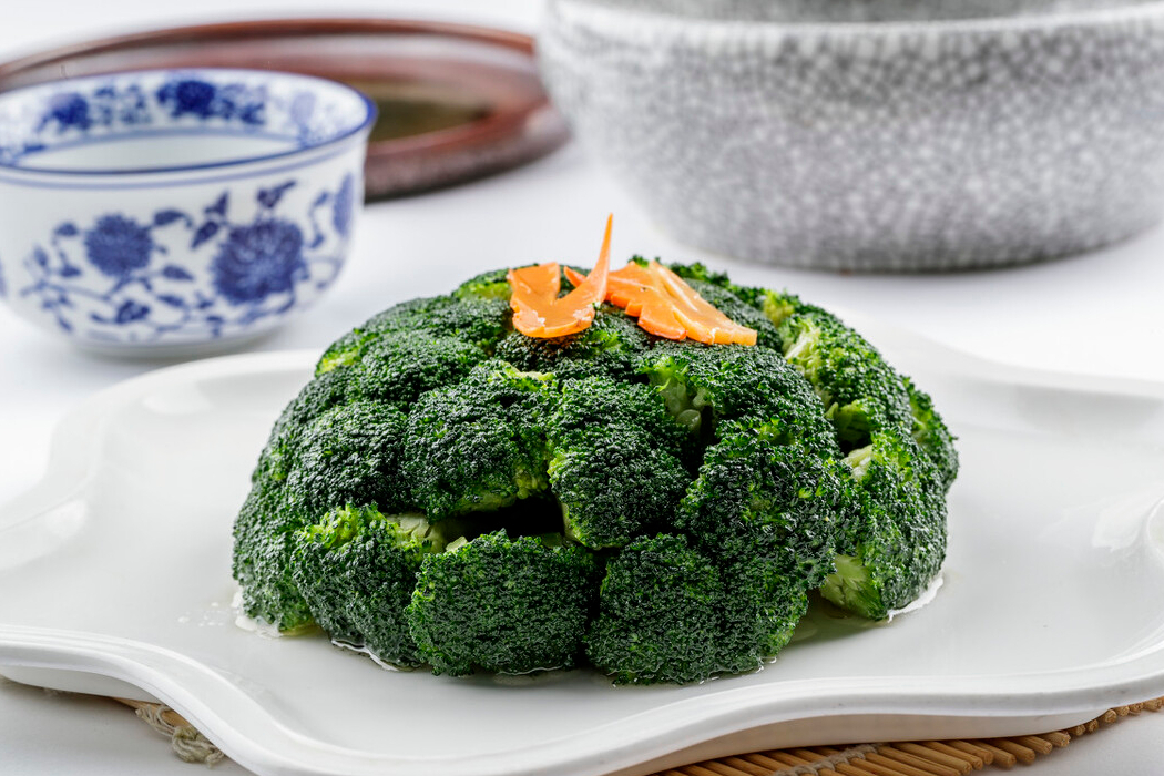 6,西蓝花简单美味还寓意吉祥,摆盘上桌也特别的好看,香软又解腻.
