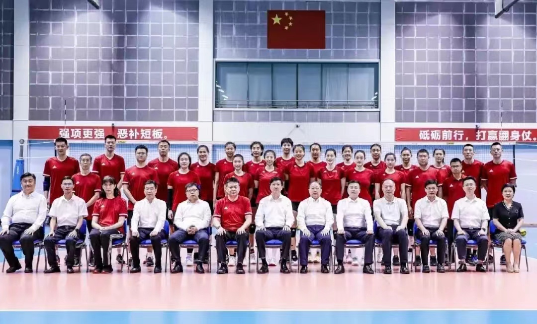 来看看队员们的神情(中国女排出征世锦赛，16名队员出发前搞怪合照，赖亚文成最大惊喜)