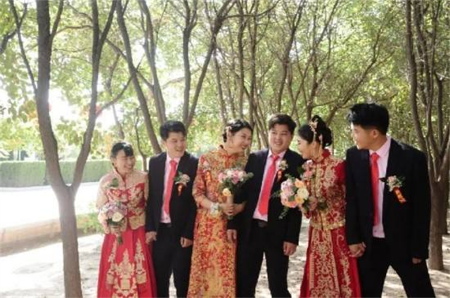 山东三胞胎同时考上同一大学，10年后同日成婚：爷爷盼着抱重孙