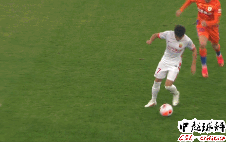 足球停球最厉害的球员（暴力美学！费莱尼中超再现1杂耍停球：对方2名球员全被弹开）