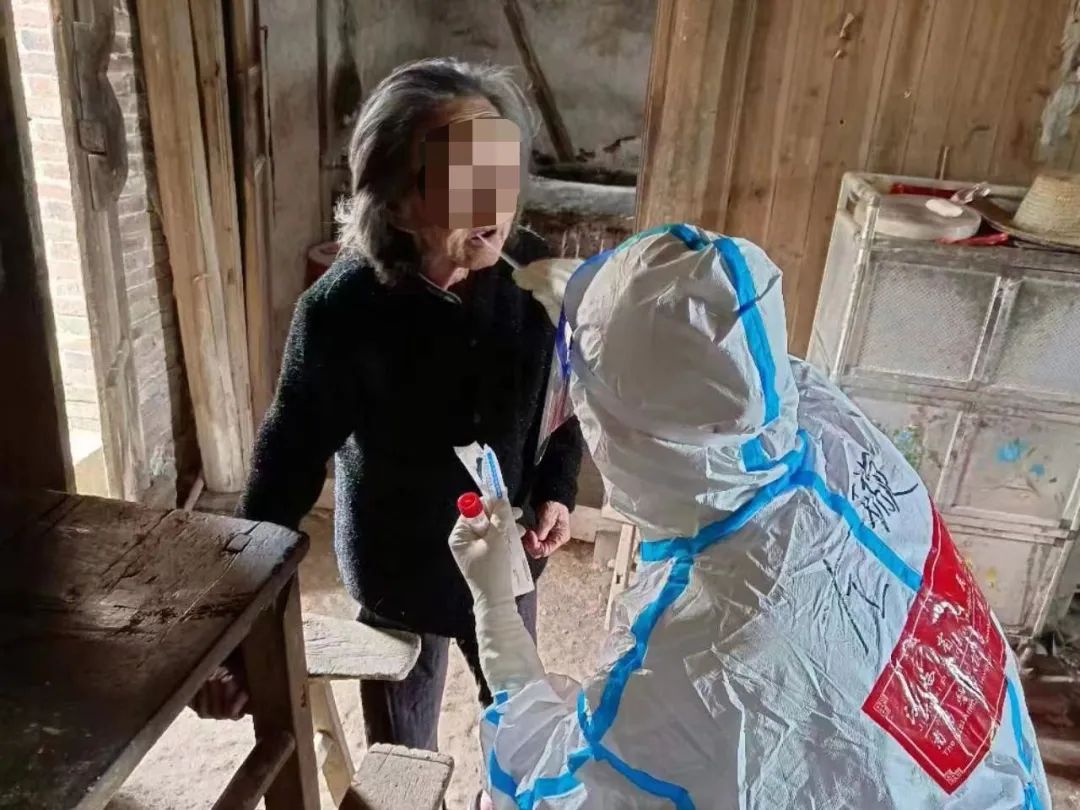 江西省人民医院援高安核酸采样队顺利完成首次采样任务