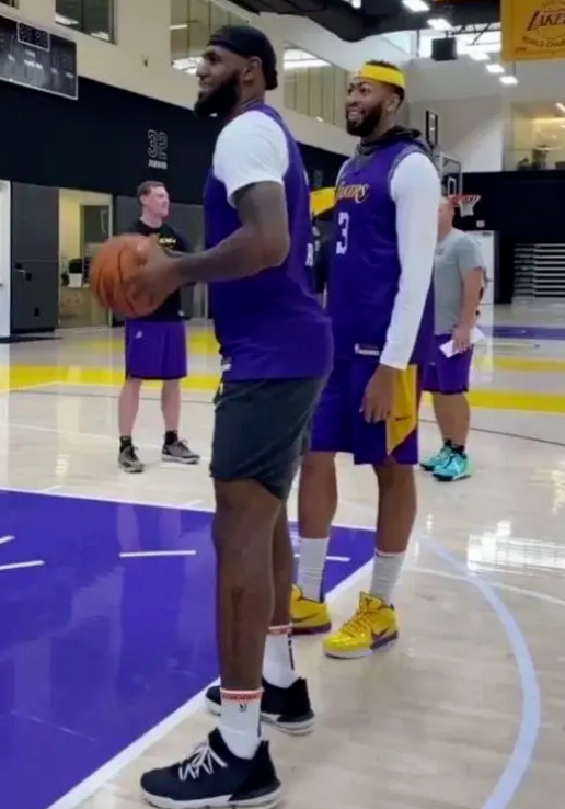 为什么nba不给戴发带了（NBA最不适合戴发带的球星，姚明似梁山好汉 基德像卖烤串）