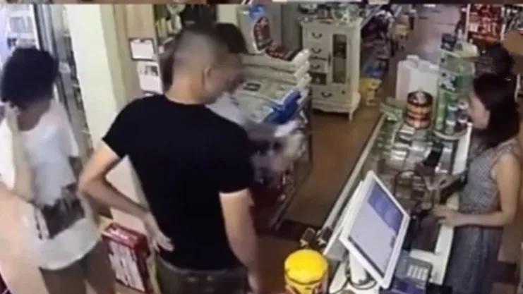 鹿晗也难逃冰淇淋刺客，感叹小店里的冰淇淋很贵