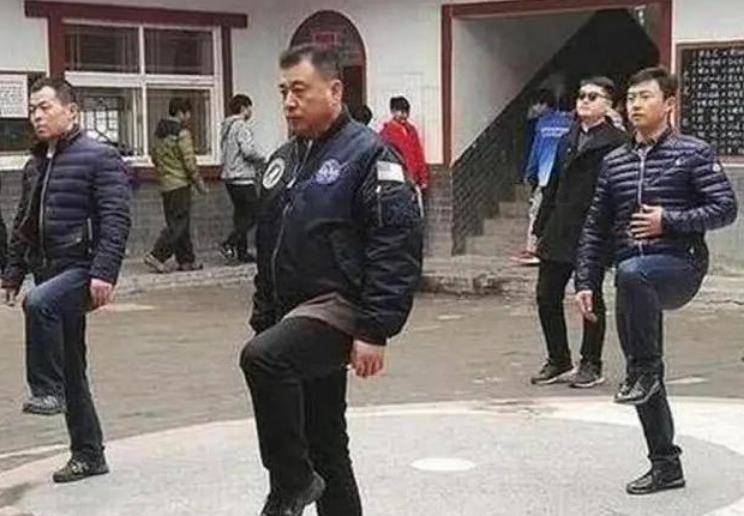 8位红极一时的央视主持人现状，61岁未婚，直播带货，身家过亿