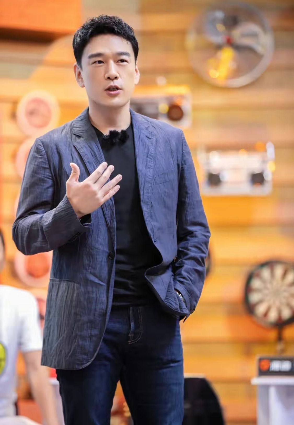 男人到中年气质最重要，基础款学王耀庆这么穿，一看就是有钱人