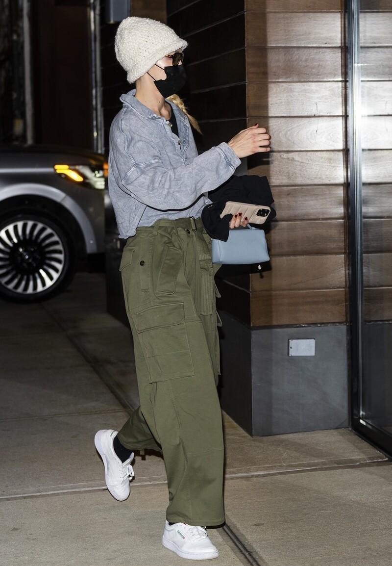 女生军绿色的工装裤搭配,女生军绿色的工装裤搭配秋冬_知识经验网