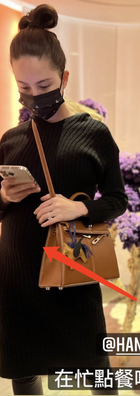 周杰伦陪老婆逛街甜蜜偷拍，昆凌挺六个月孕肚，素颜出镜略显憔悴