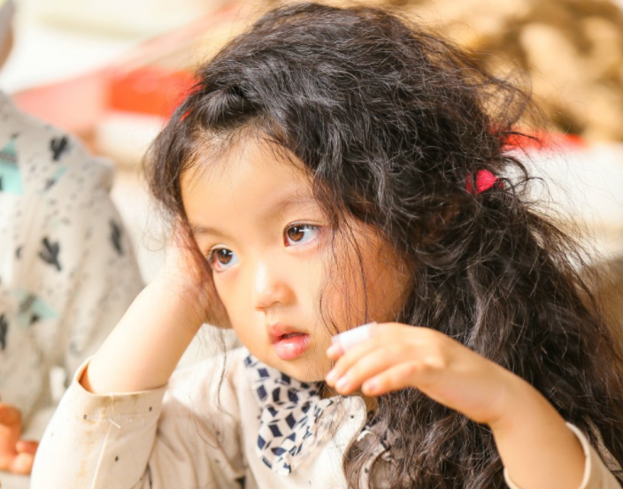 童星阿拉蕾长大了，8岁模样显成熟，颜值跟小时候有差距