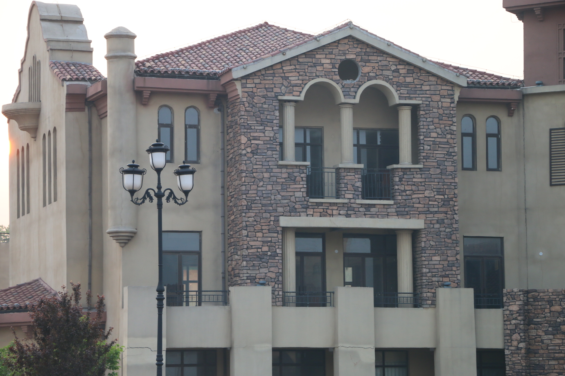 装修时外墙涂料要选真石漆还是水包砂?看完这5点你就知道了