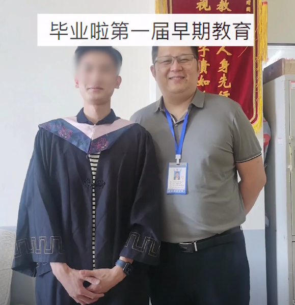 ɽ��һ˧С���ı�ҵ�գ�ȫ��9����ʦ��1��ѧ������֪רҵ�������