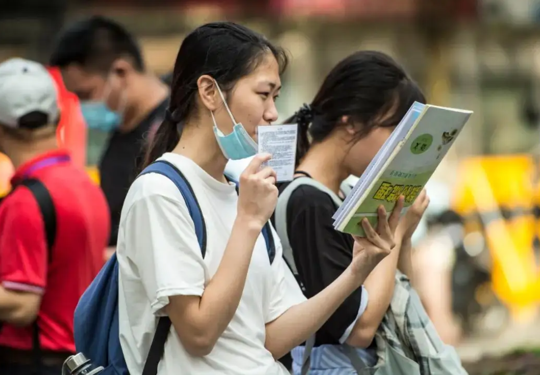 高考当天为何尽量不穿校服？班主任道出实情，学生与家长要知晓