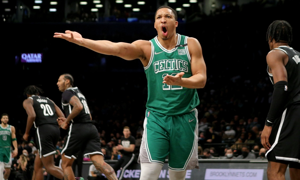 打疯了抢七大战格威命中7记三分（要价1500万年薪，续约暂停！7记三分射崩雄鹿，他会离开绿军吗？）