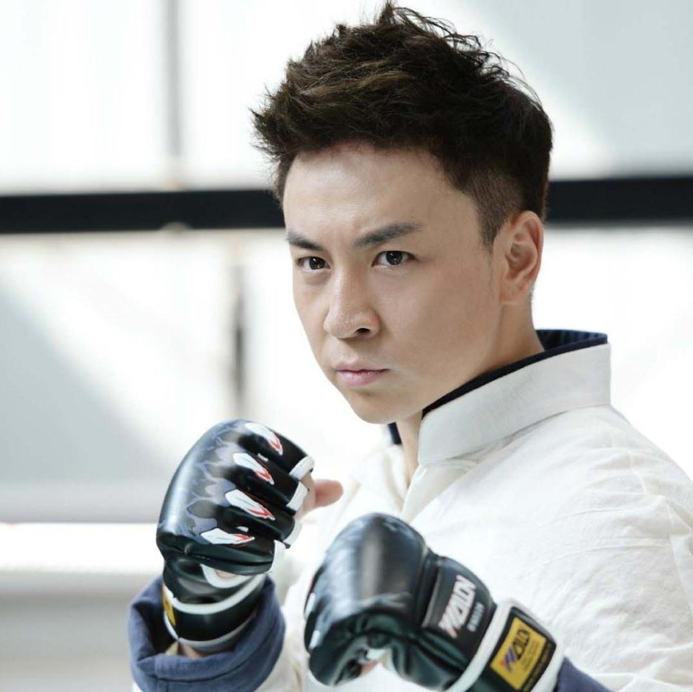 释小龙毕业回国,重新进入娱乐圈之后,发现没有人找自己拍戏了.