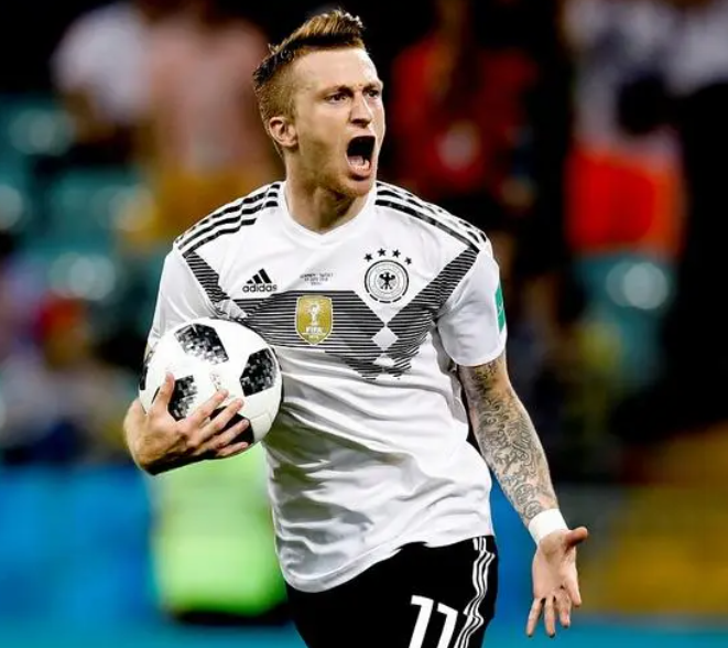 当同龄的穆勒,克罗斯都已经冠军加身时,罗伊斯仅有两座德国超级杯与