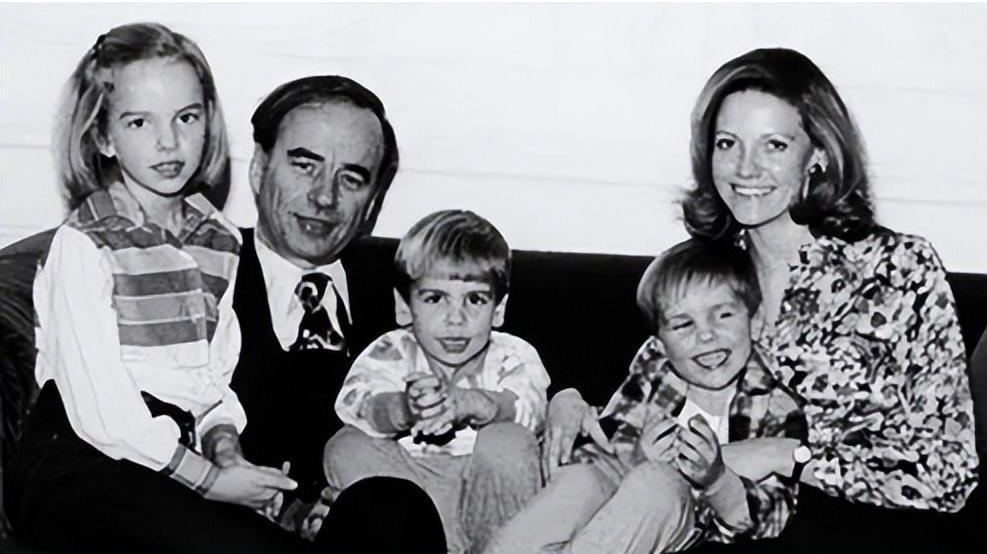 91岁默多克再离婚，前三任妻子已分走57亿，邓文迪靠孩子多拿30亿