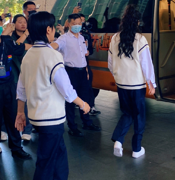 周笔畅杨幂密逃路透！学院风造型显清纯，大幂幂插兜走路又甜又拽