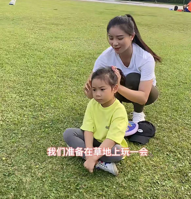 奧運會花樣游泳視頻（奧運冠軍何姿帶女兒游泳！泡池中大秀好身材，氣墊上翻滾直接落水）