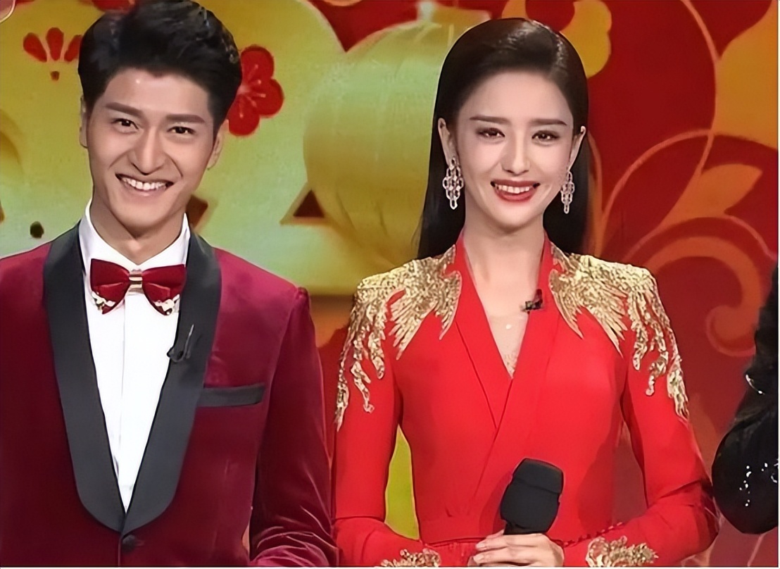 佟丽娅对镜甜笑温婉可人,穿着休闲小秀胸口事业线