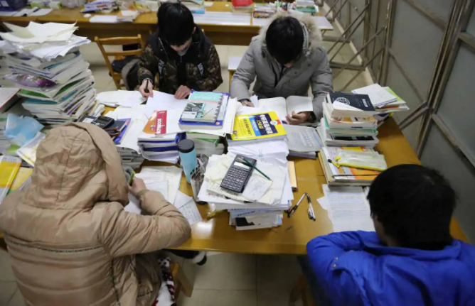 2022年考研国家分数线大涨，将有300万人落榜？学生“绷不住了”