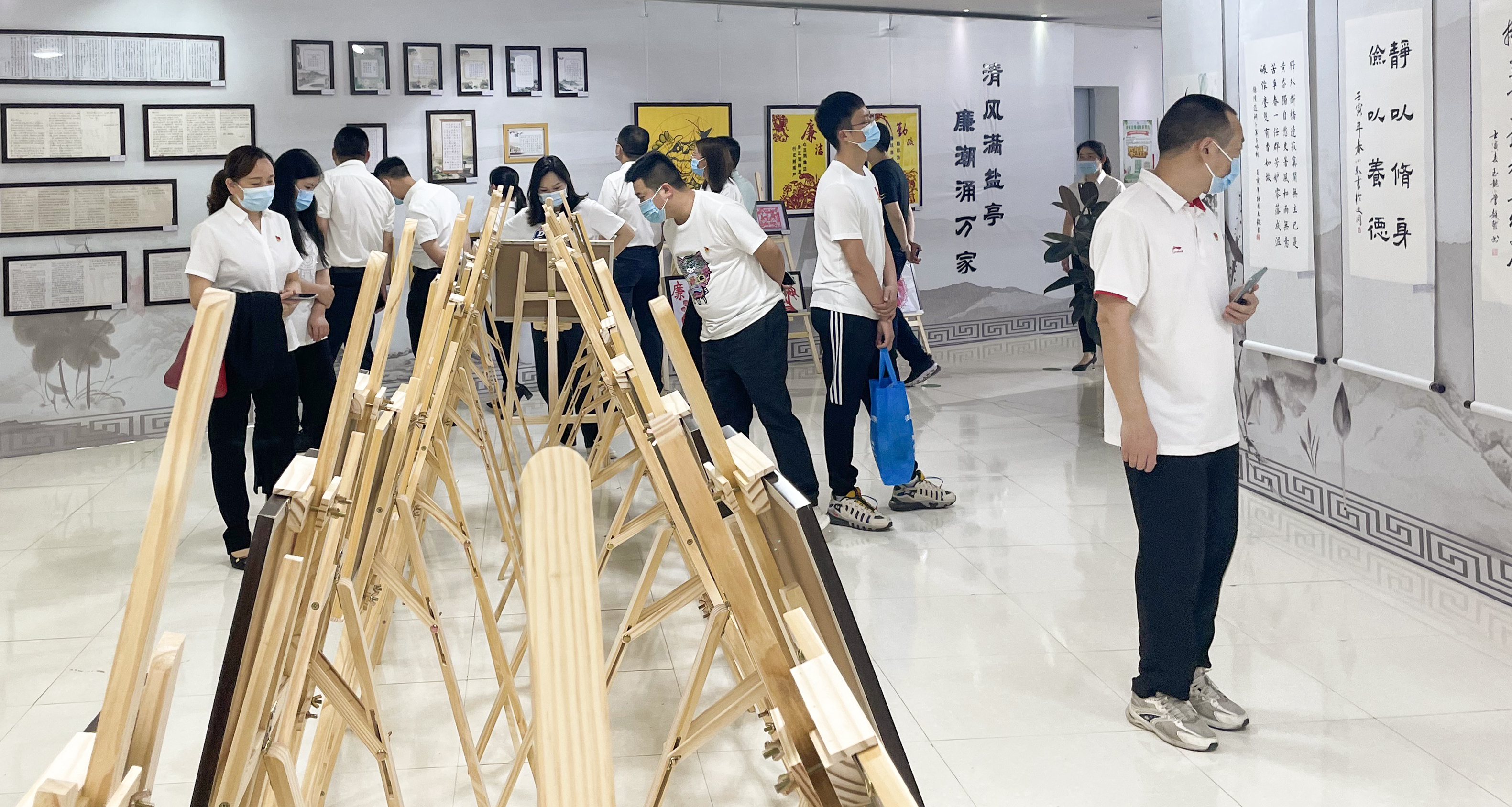 盐亭县中医院组织党员参观“清风满盐亭·廉潮涌万家”廉洁书画展