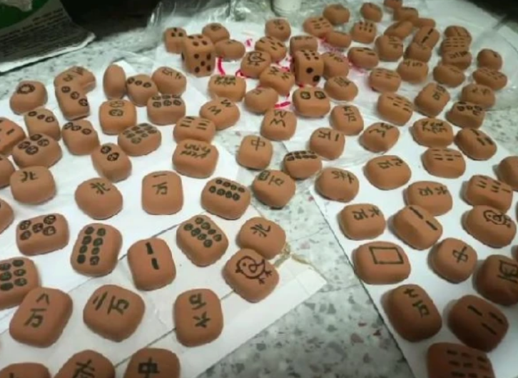 大学生封校期间都在干嘛？男生花式捉迷藏不算啥，女寝才有创意