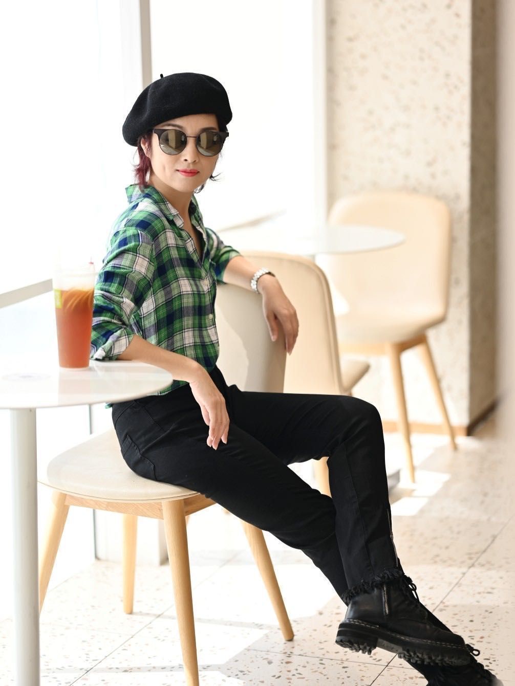 五六十岁的女人，少穿这2个颜色，另外4个“亮丽色”，时髦显活力