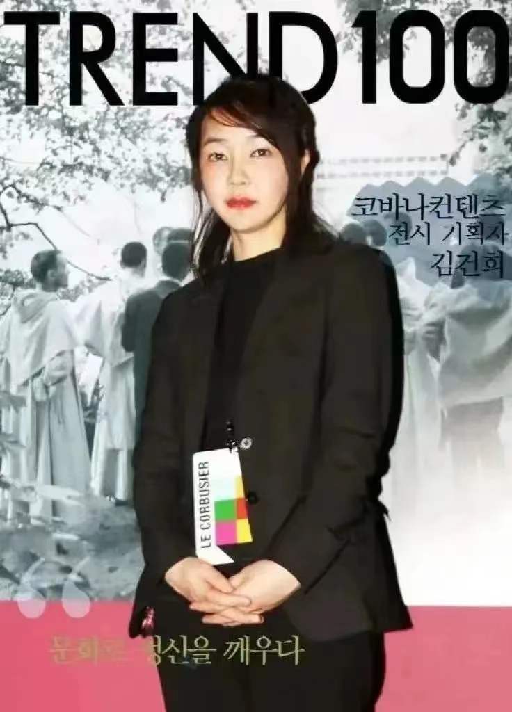 她年近半百还是“娇妻”，无子无女被宠爱10年，凭什么？