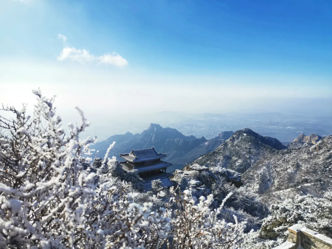 快看，刚拍的！雪后泰山，是山东海拔最高的琼楼仙阁