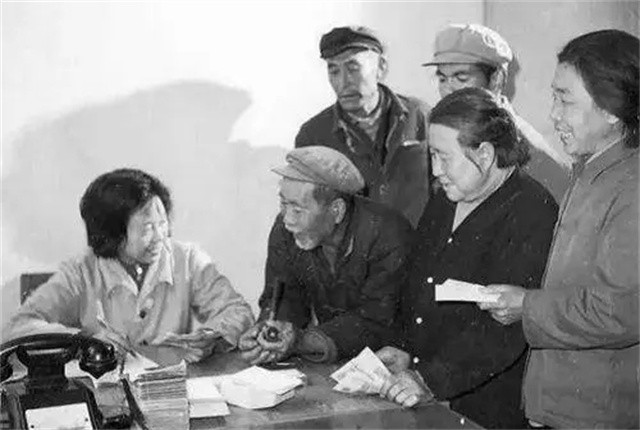 1977年，一女会计贪污4万包养7个情夫，最终被情夫举报枪毙