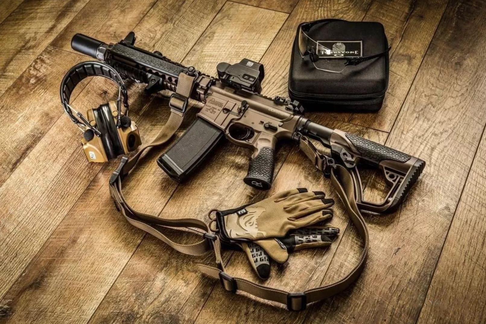 mk18目前属于美国海军特种作战部队,针对cqb作战的一款短突击步枪,它