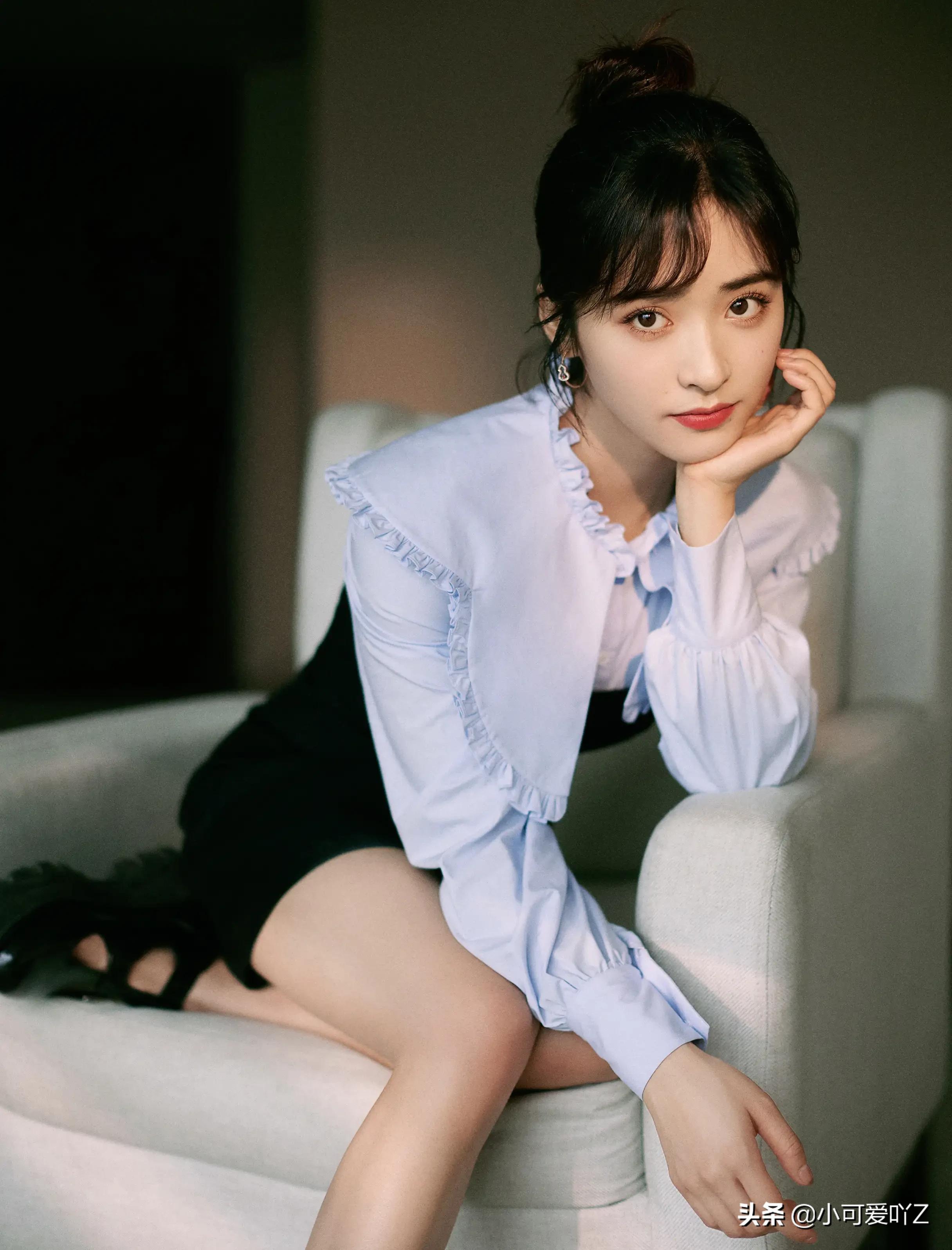 沈月，淡雅裙装，清纯甜美