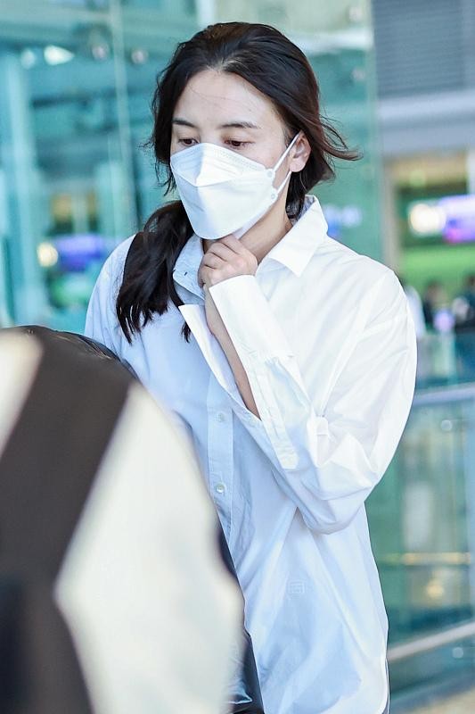 穿白色的衬衫是有讲究的，学宋佳这么搭配，清爽减龄招人喜欢