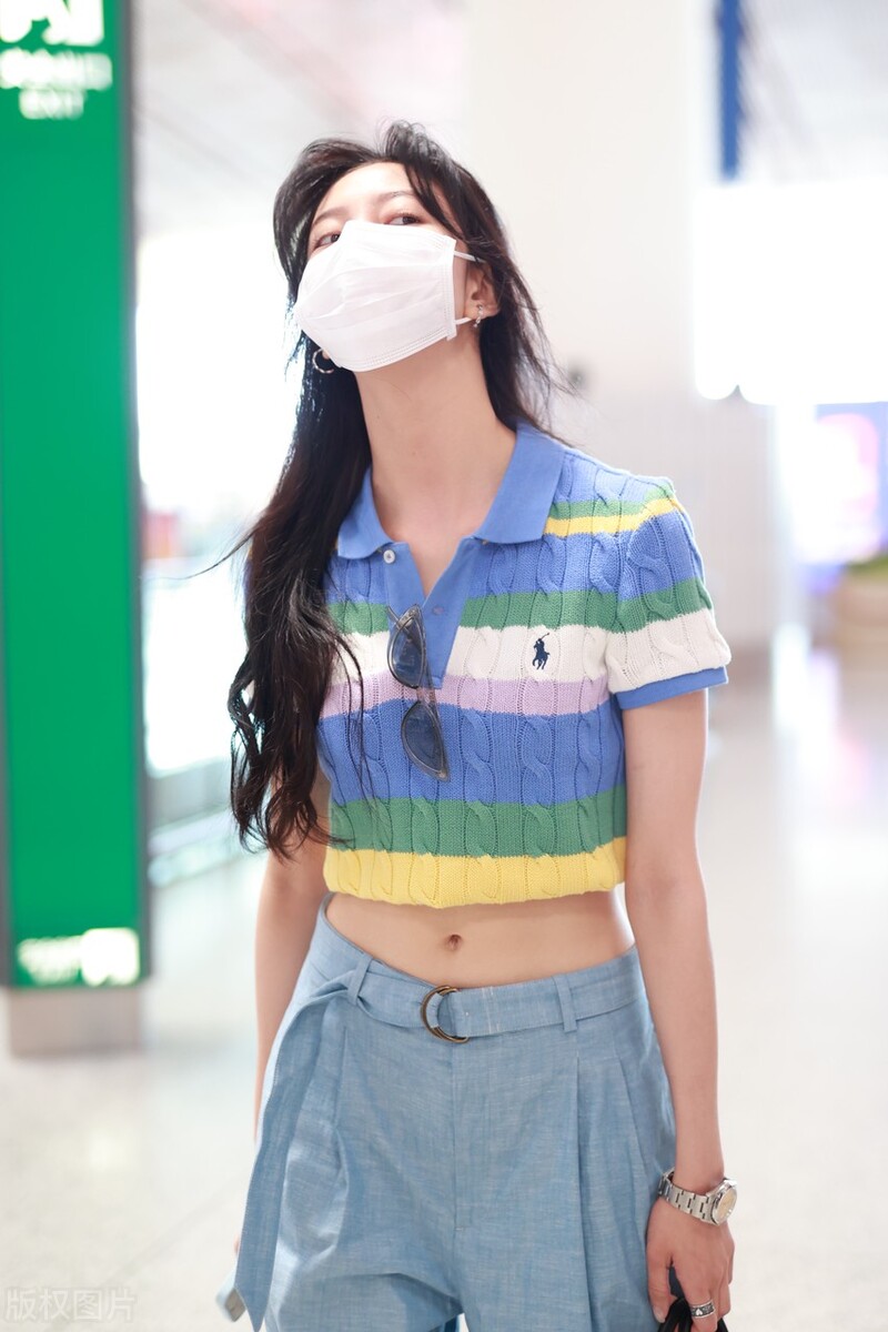 街拍：宋妍霏Ralph lauren条纹polo蓝色阔腿裤时尚休闲
