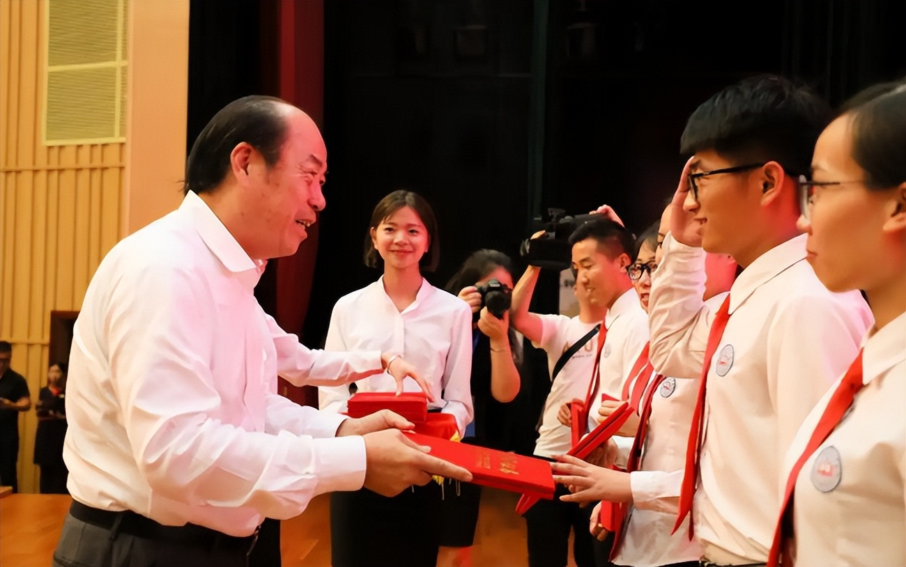 大学生沉迷“考证内卷”，有些证书却早被撤销，提前了解不吃亏