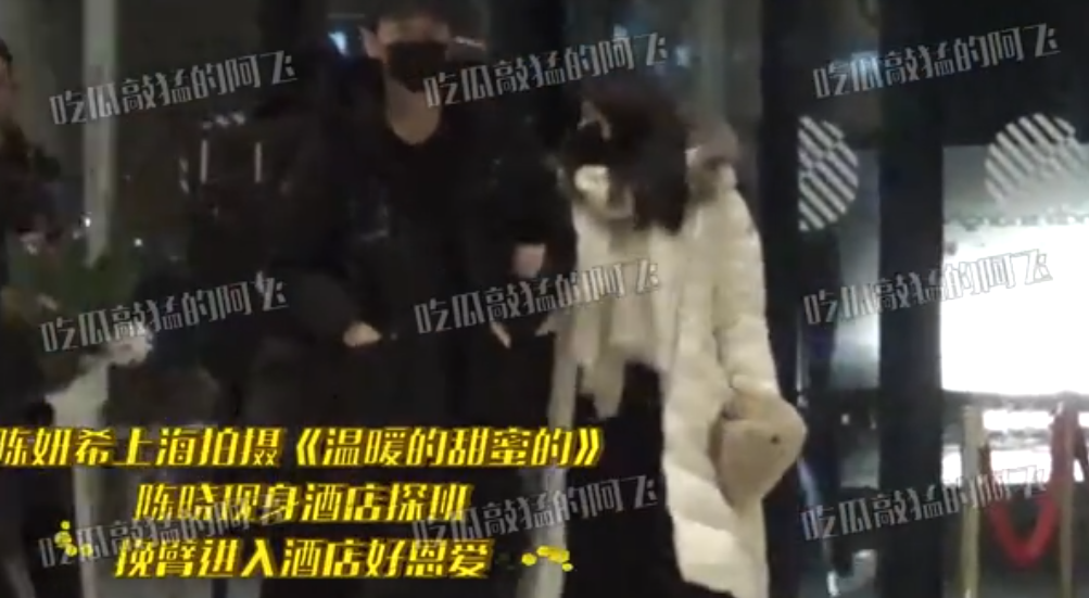 陈晓百忙抽空探班妻子，陈妍希撒娇被一把搂入怀，两人依偎太甜蜜