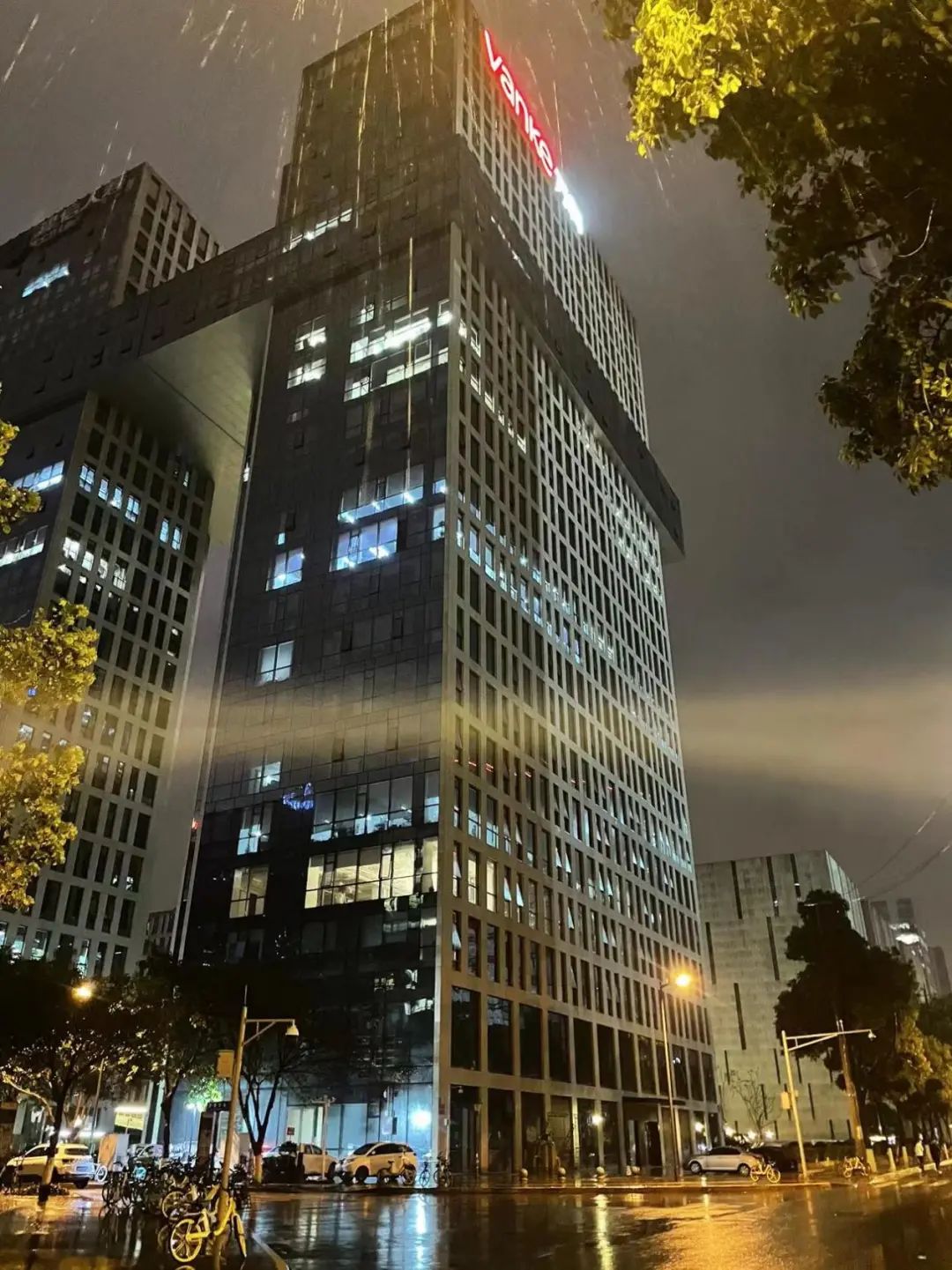 从三街四街写字楼深夜亮灯率看，哪家是卷王？