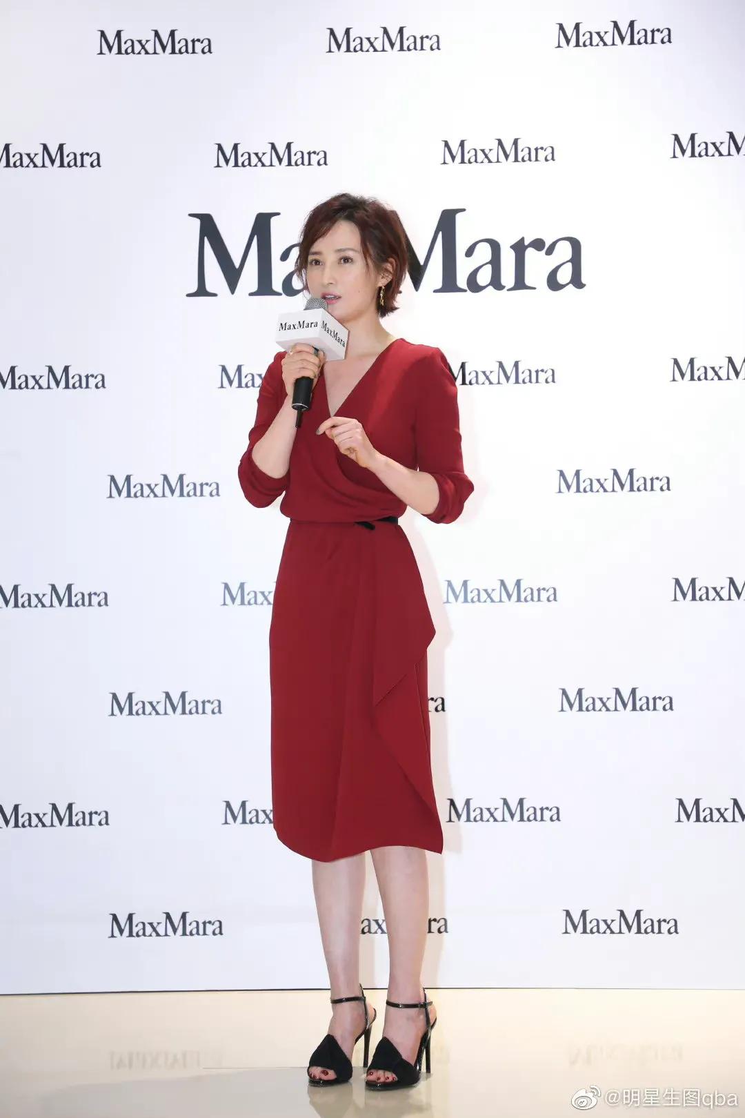 蒋勤勤出席品牌活动 现场试穿经典款大衣，女神气质爆棚