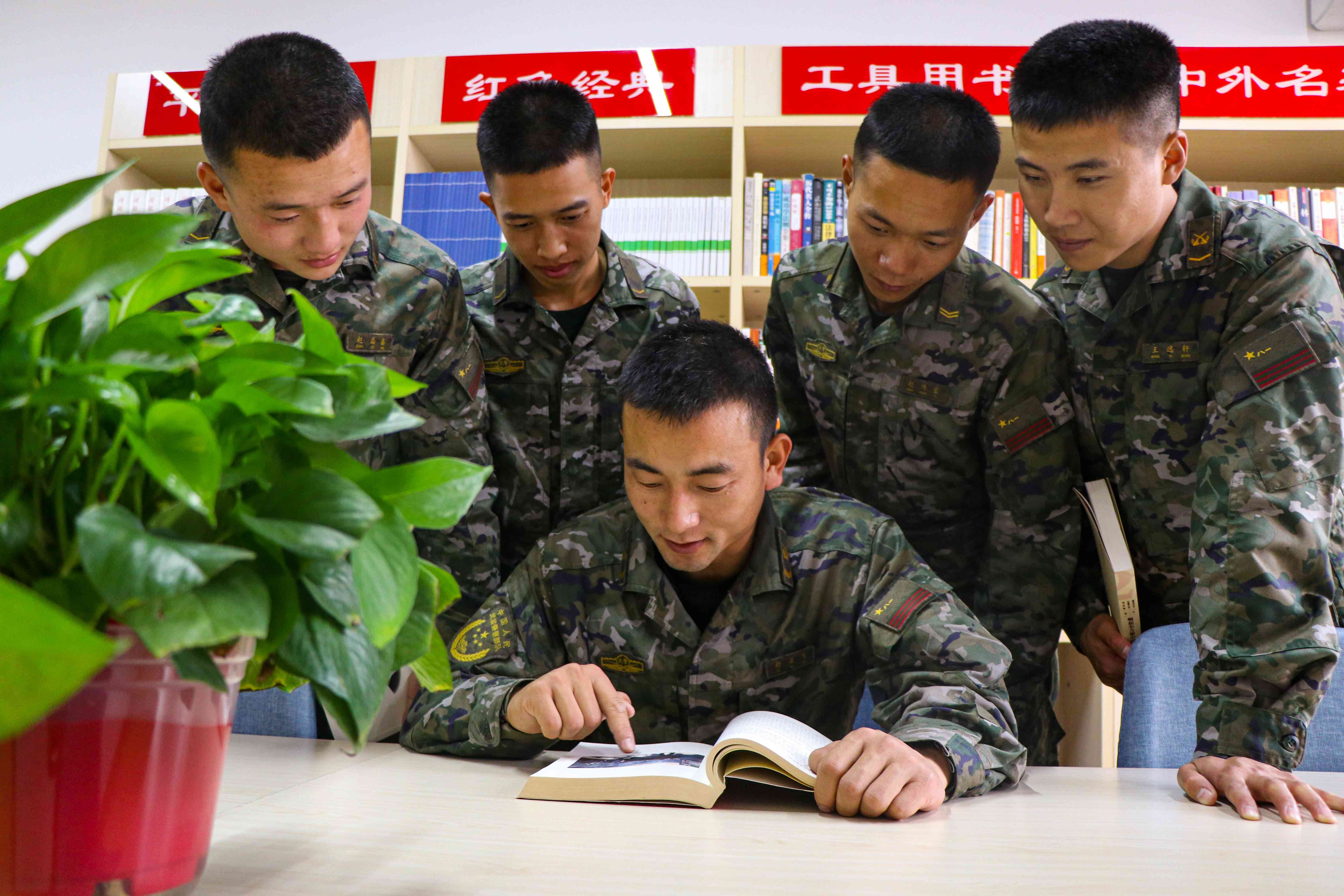 尖刀班的五天五夜（老兵故事 - 铁骨柔情好班长胡亚飞）