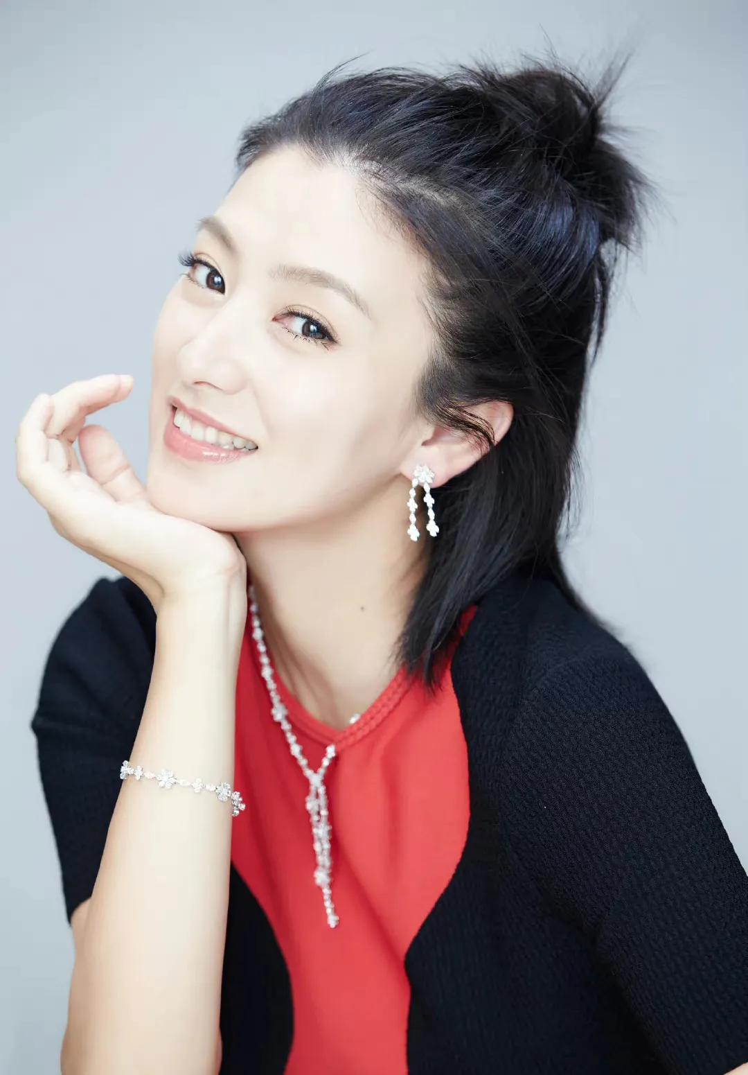 演员斓曦，吃饭路上捡来一个老公，低调幸福十年