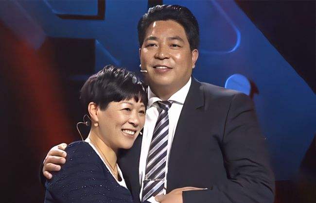 重庆小伙被迫乞讨，好心姐姐出手相救，20年后，小伙出100万报恩