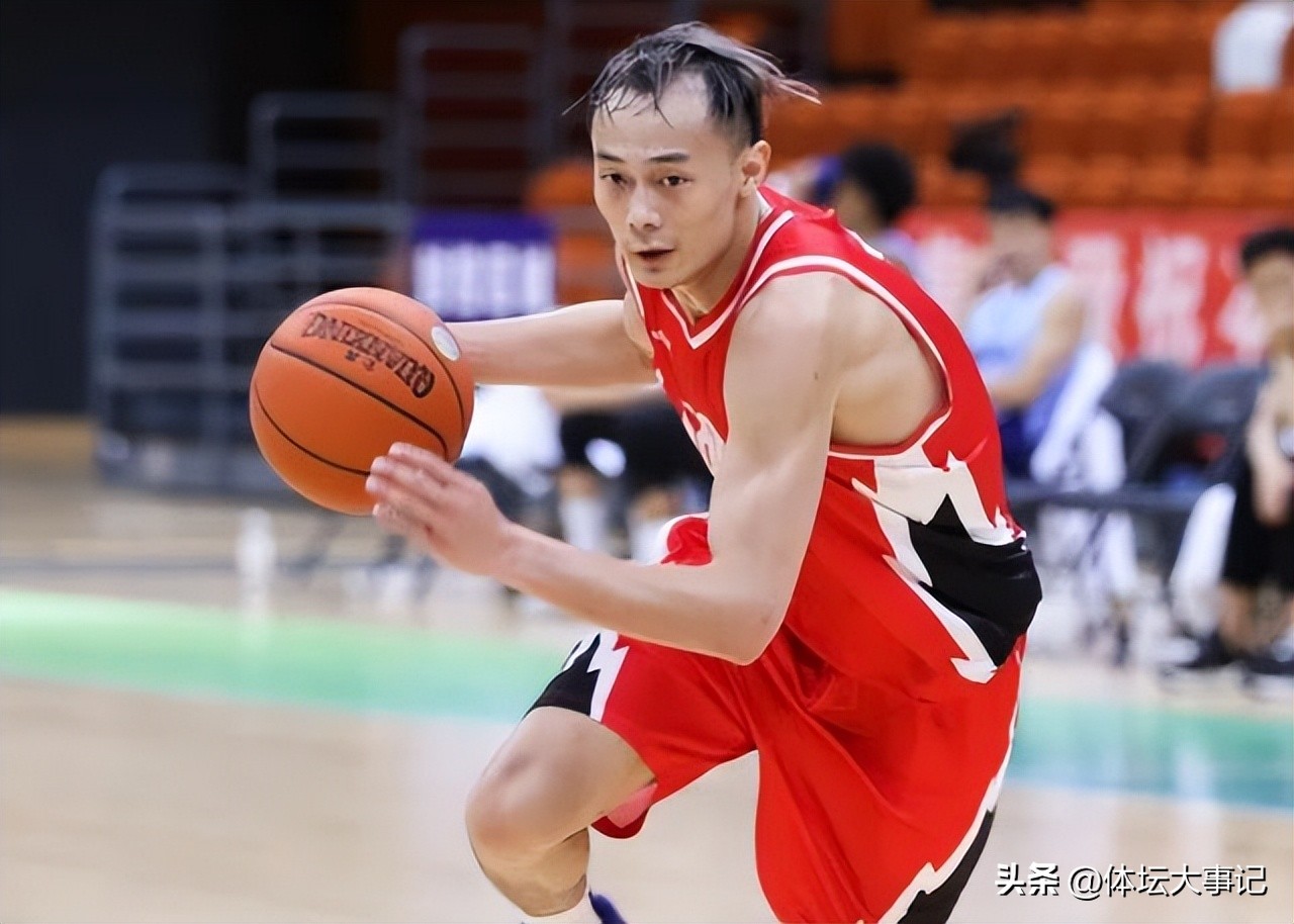 cba联赛第二届广东男篮续约汤杰（带辣妹打野球！广东旧将让杜锋后悔，26岁选秀新星骨折，后卫缺人）-趣拿体育