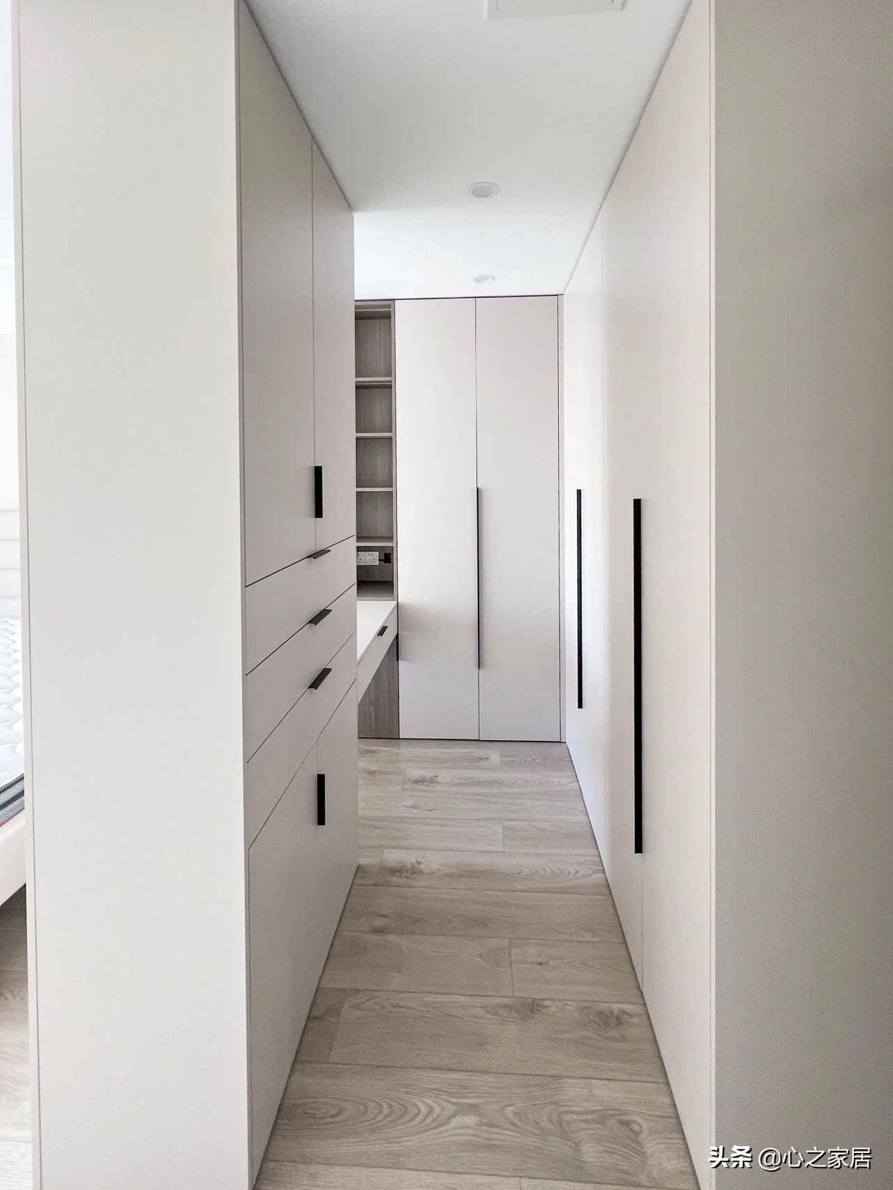 80㎡两室两卫装修的简约别致，空间利用充实，主卧衣帽间独特时尚