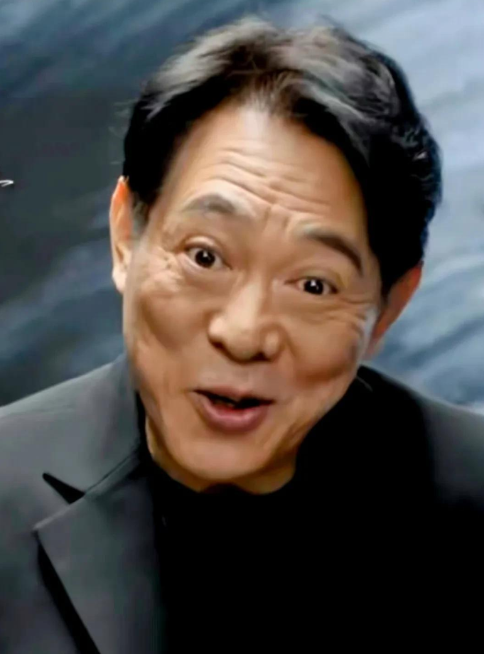 60岁李连杰老到认不出!脸上皱纹明显似年迈大爷,染黑头发扮年轻