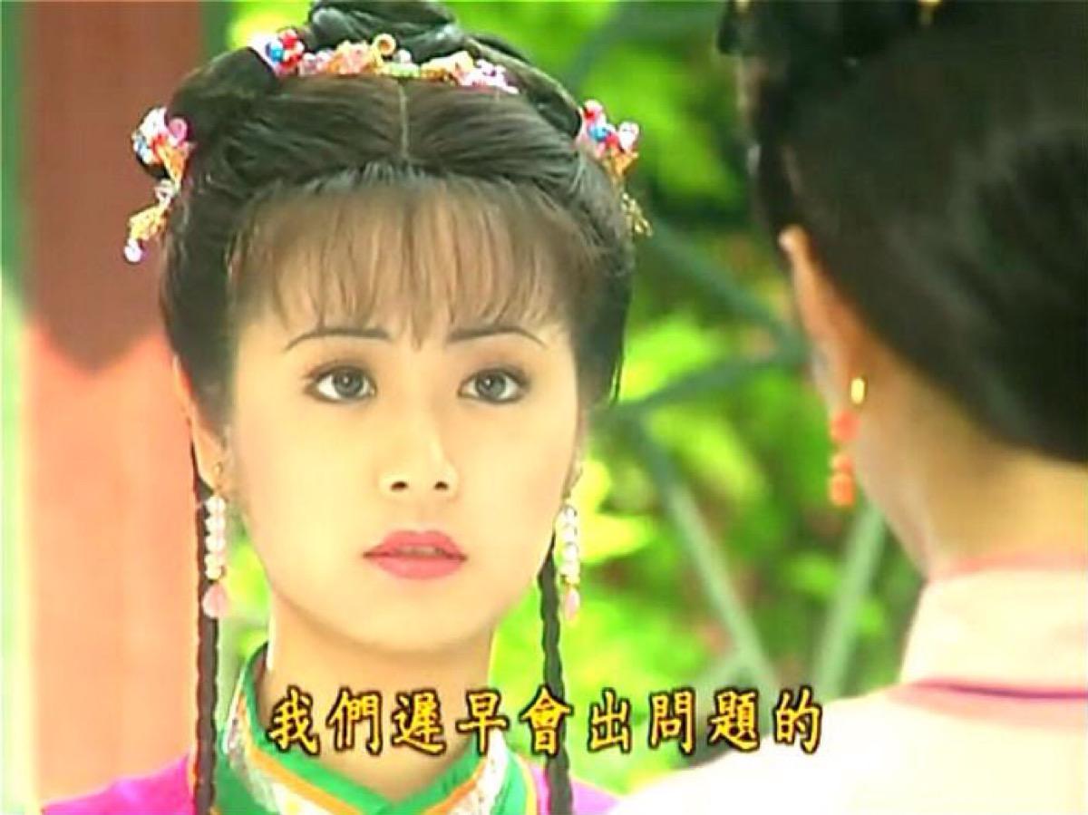 明明是同一个演员,但是在续篇中似乎换了脸,王后的脸发生了很大的变化。