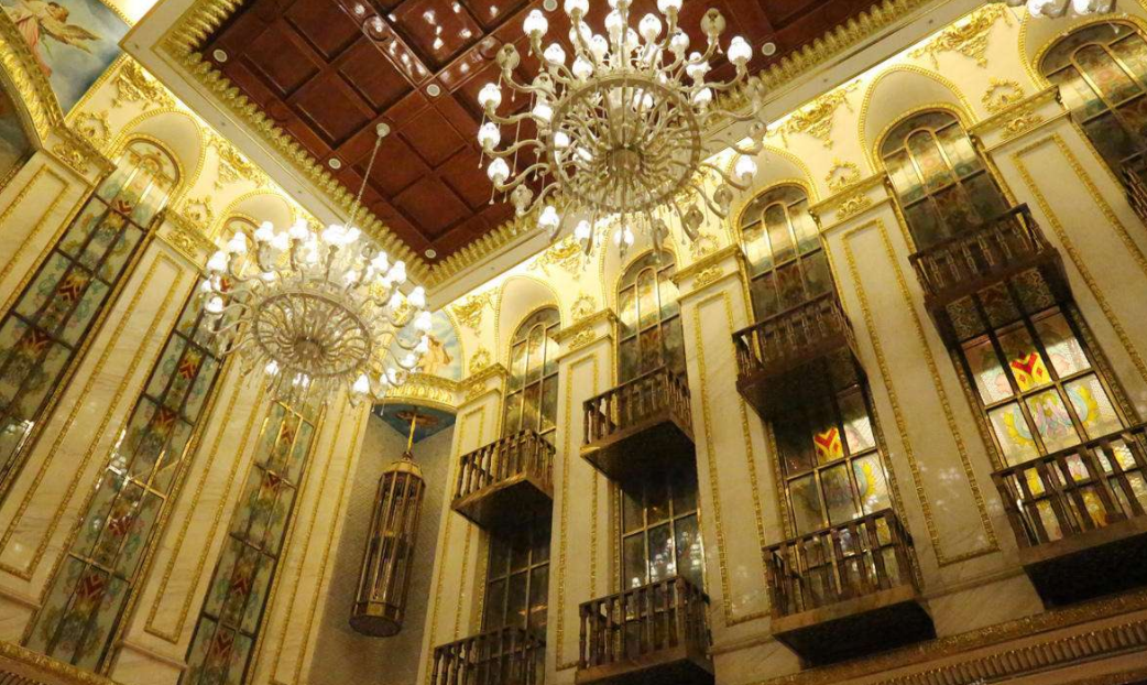 郑州“红馆”覆灭记：奢华堪比皇家一号，出动十五辆警用大巴抓人